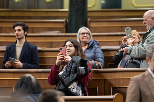 Archivo - Asistentes toman fotografías del hemiciclo durante la Jornada de Puertas Abiertas en el Congreso de los Diputados