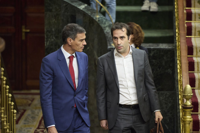 El presidente del Gobierno, Pedro Sánchez, y el ministro de Economía, Comercio y Empresa, Carlos Cuerpo, durante una sesión plenaria, en el Congreso de los Diputados, a 7 de octubre de 2025, en Madrid (España).