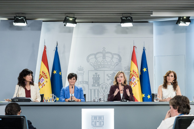 (I-D) La ministra de Igualdad, Ana Redondo; la ministra de Vivienda y Agenda Urbana, Isabel Rodríguez; la ministra de Educación Formación Profesional y Deportes y portavoz del Gobierno, Pilar Alegría, y la ministra de Sanidad, Mónica García, durante la ru