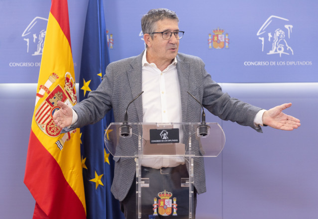La portavoz del PSOE en el Congreso, Patxi López, durante una rueda de prensa posterior a la Junta de Portavoces, en el Congreso de los Diputados, a 7 de octubre de 2025, en Madrid (España).