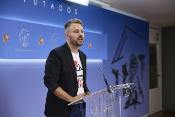 Archivo - El diputado de Sumar Alberto Ibáñez durante una rueda de prensa anterior a la reunión de la junta de portavoces, en el Congreso de los Diputados, a 9 de septiembre de 2025, en Madrid (Esp