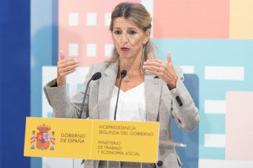 La vicepresidenta segunda y mnistra de Trabajo y Economía Social, Yolanda Díaz, durante un rueda de prensa, en el Ministerio de Trabajo y Economía Social, a 13 de octubre de 2025, en Madrid (Españ