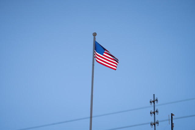 Archivo - Bandera de Estados Unidos en el Consulado de Estados Unidos.