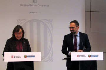 La consellera de Territorio, Vivienda y Transición Ecológica de la Generalitat, Sílvia Paneque, y el consejero de Vivienda y Agenda Urbana del Gobierno Vasco, Denis Itxaso, en rueda de prensa