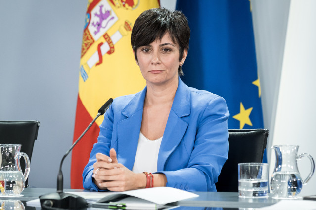 La ministra de Vivienda y Agenda Urbana, Isabel Rodríguez, durante una rueda de prensa posterior a la reunión del Consejo de Ministros, en el Palacio de la Moncloa, a 14 de octubre de 2025, en Madrid (España).