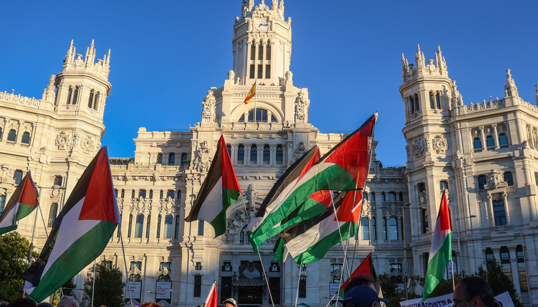Cientos de personas durante la movilización bajo el lema ‘Alto al genocidio contra el pueblo Palestino. Por el fin al comercio de armas y a las relaciones con Israel’, a 4 de octubre de 2025, en 