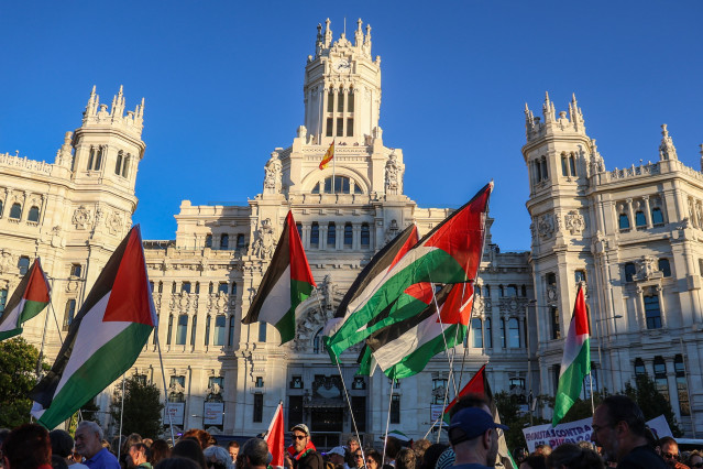 Cientos de personas durante la movilización bajo el lema ‘Alto al genocidio contra el pueblo Palestino. Por el fin al comercio de armas y a las relaciones con Israel’, a 4 de octubre de 2025, en Madrid (España). La manifestación, organizada por la Asociac
