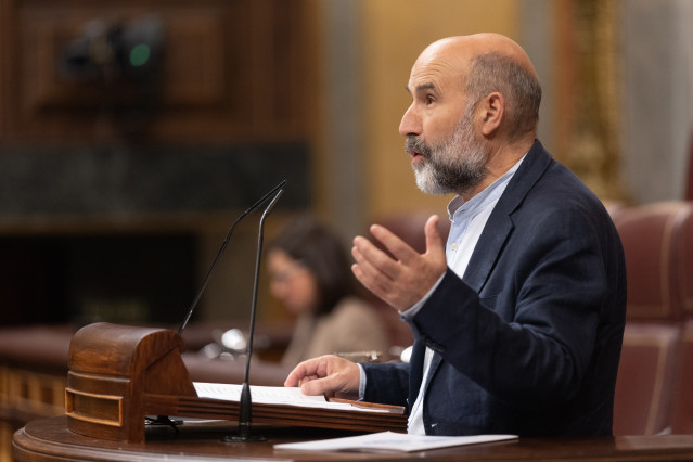 El diputado del BNG Néstor Rego, interviene durante una sesión plenaria, en el Congreso de los Diputados, a 14 de octubre de 2025, en Madrid (España).