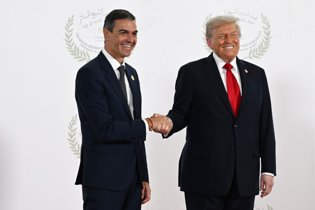 El presidente del Gobierno, Pedro Sánchez (i) saluda al presidente de Estados Unidos, Donald Trump (d), antes de la ceremonia de firma del plan de paz para Oriente Próximo, a 13 de octubre de 2025, en Egipto.