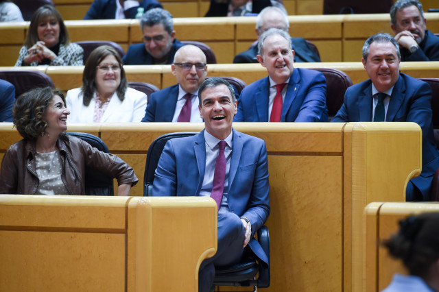 Archivo - La vicepresidenta primera y ministra de Hacienda, María Jesús Montero (1i), y el presidente del Gobierno, Pedro Sánchez (2i),  durante una sesión de control al Gobierno, en el Senado, a 12 de marzo de 2024, en Madrid (España).