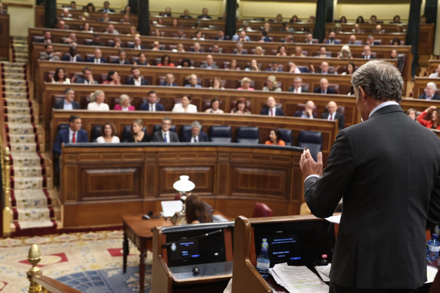 El presidente del PP, Alberto Núñez Feijóo, interviene durante una sesión de control al Gobierno en el Congreso de los Diputados, a 17 de septiembre de 2025, en Madrid (España).