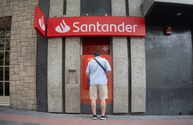 Fachada de una sucursal del banco Santander