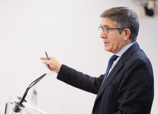 Archivo - El portavoz del PSOE en el Congreso, Patxi López, interviene durante una rueda de prensa posterior a la reunión de la Junta de Portavoces, en el Congreso de los Diputados, a 18 de abril de 2023, en Madrid (España).