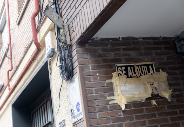 Archivo - Un cartel anunciando un piso en alquiler