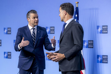 Archivo - El secretario general de la OTAN, Mark Rutte, y Pete Hegseth, secretario de Defensa de EE. UU.