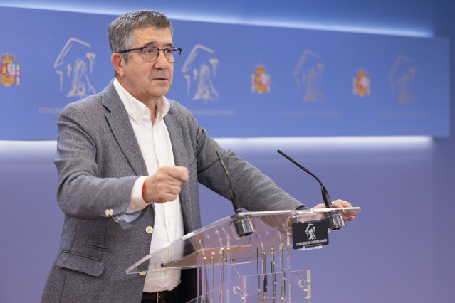 El portavoz del PSOE en el Congreso, Patxi López, durante una rueda de prensa, posterior a la Junta de Portavoces, en el Congreso, a 14 de octubre de 2025, en Madrid (España).