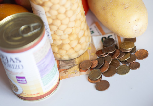 Archivo - Varios productos alimenticios junto con monedas de euro