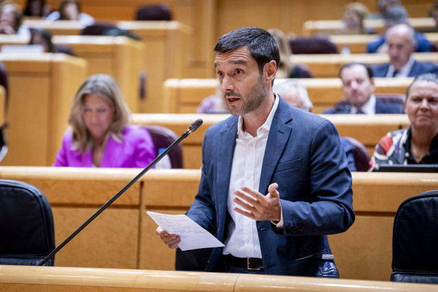 Archivo - El ministro de Derechos Sociales, Consumo y Agenda 2030, Pablo Bustinduy, durante una sesión de control al Gobierno, en el Senado, a 9 de septiembre de 2025, en Madrid (España).