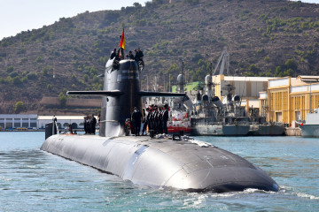 El submarino S-81 'Isaac Peral' sale de Cartagena (Murcia).