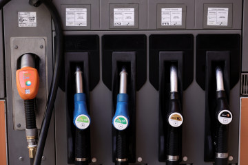 Archivo - Varias mangueras de carburante, en una gasolinera.