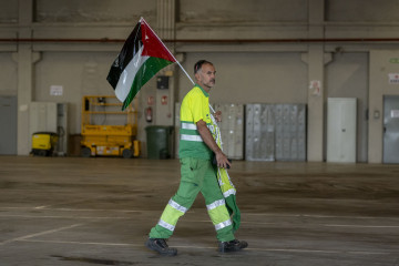 Trabajador con bandera palestina durante un paro parcial con motivo de la huelga general por Palestina, en la Empresa Municipal de Servicios Rivamadrid, a 15 de octubre de 2025, en Rivas Vaciamadrid, 