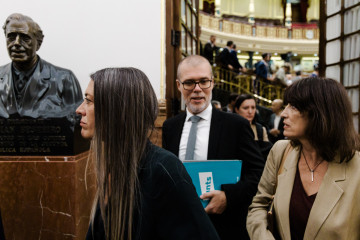 La portavoz de Junts en el Congreso, Miriam Nogueras (i), y el diputado de Junts Josep Maria Cruset (c) a su salida de una sesión plenaria, en el Congreso de los Diputados, a 14 de octubre de 2025, e