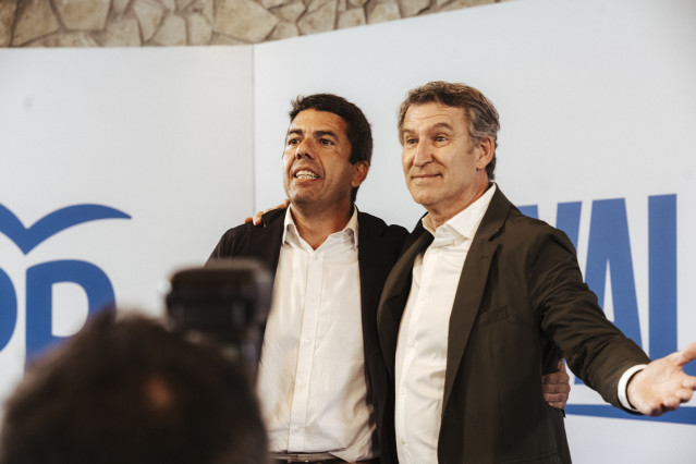 Archivo - El líder del PPCV y 'president' de la Generalitat, Carlos Mazón (i), junto al presidente nacional del PP, Alberto Núñez Feijóo, durante un acto de partido en Alicante