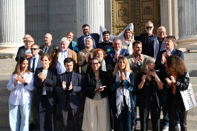El grupo parlamentario de Sumar, presidido por las ministras Yolanda Díaz y Mónica García y el ministro Pablo Bustinduy, protestan contra el genocidio en Palestina frente al Congreso de los Diputados durante una sesión de control al Gobierno, en el Congre