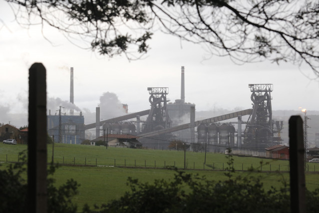 Archivo - Vista de la fábrica de acero de ArcelorMittal en Gijón, Asturias (España), a 4 de diciembre de 2020.