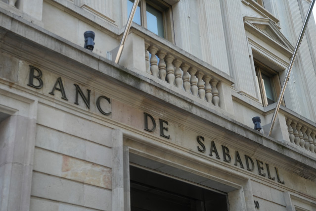 Archivo - Fachada de la sede histórica del Banc Sabadell, a 6 de agosto de 2025, en Sabadell, Barcelona, Cataluña (España).