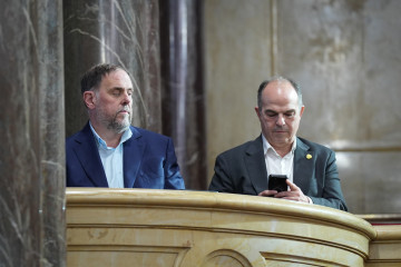 El presidente de ERC, Oriol Junqueras y el secretario general de Junts, Jordi Turull, durante la primera jornada del Debate de Política General, en el Parlament de Catalunya, a 8 de octubre de 2025, 