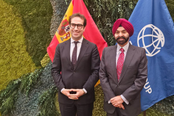 El Ministro de Economía, Comercio y Empresa, Carlos Cuerpo junto al presidente del Grupo Banco Mundial, Ajay Banga, en las Asambleas del FMI y del Banco Mundial en Washington.