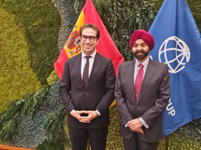 El Ministro de Economía, Comercio y Empresa, Carlos Cuerpo junto al presidente del Grupo Banco Mundial, Ajay Banga, en las Asambleas del FMI y del Banco Mundial en Washington.