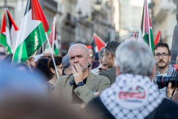 El secretario general de CCOO, Unai Sordo (c), durante una concentración en la Puerta del Sol en solidaridad con Palestina, a 15 de octubre de 2025, en Madrid (España). Hoy está convocada una huelg