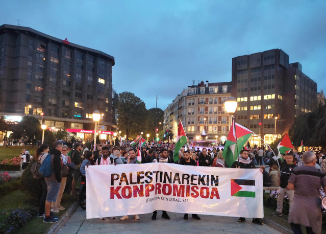 Concentrados en la plaza Moyúa de Bilbao en apoyo a Palestina