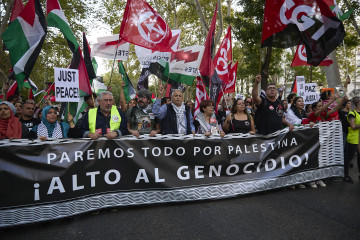 Decenas de personas durante una marcha con motivo de la huelga general convocada en apoyo a Palestina, a 15 de octubre de 2025, en Madrid (España). La marcha forma parte de la movilización nacional 