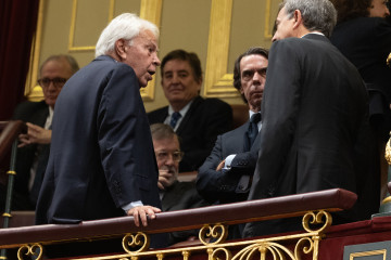 Archivo - Los expresidentes del Gobierno Felipe González (2i); José María Aznar (2d) y José Luis Zapatero (1d) conversan durante un acto en el Congreso en 2023.