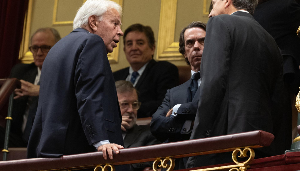 Archivo - Los expresidentes del Gobierno Felipe González (2i); José María Aznar (2d) y José Luis Zapatero (1d) conversan durante un acto en el Congreso en 2023.