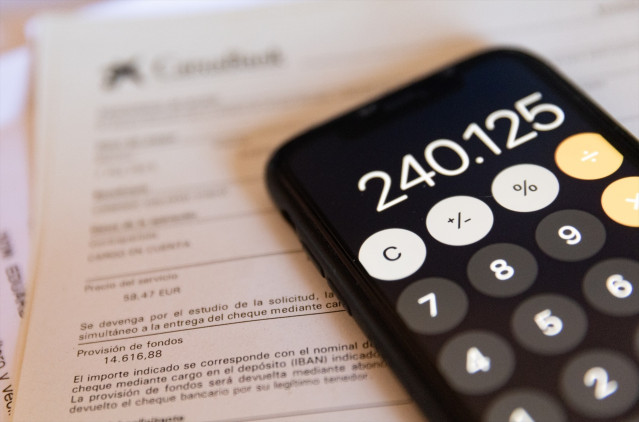 Archivo - Una calculadora sobre una propuesta financiera para la firma de una hipoteca
