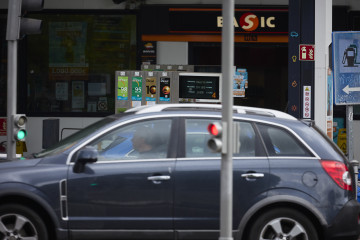 Archivo - Una gasolinera, a 31 de agosto de 2024, en Madrid (España). El precio de los carburantes en España ha encadenado esta semana una nueva bajada de cara a la operación retorno de las vacacio
