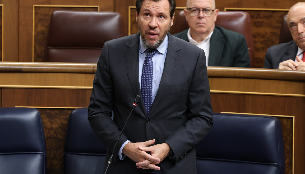 El ministro de Transportes, Óscar Puente, durante una sesión de control al Gobierno, en el Congreso, a 15 de octubre de 2025, en Madrid (España)