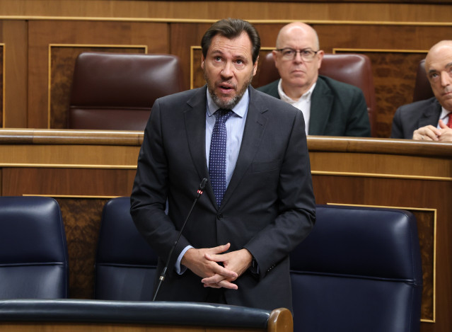 El ministro de Transportes, Óscar Puente, durante una sesión de control al Gobierno, en el Congreso, a 15 de octubre de 2025, en Madrid (España)