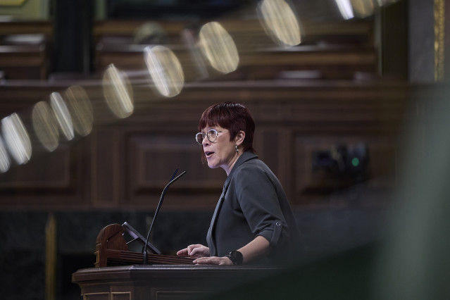 La diputada del Grupo Mixto Águeda Micó interviene durante una sesión plenaria, en el Congreso