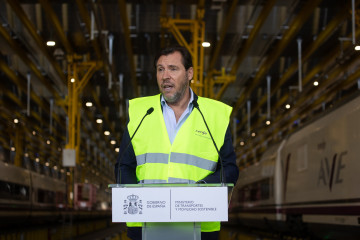 El ministro de Transportes y Movilidad Sostenible, Óscar Puente, interviene durante la presentación del Plan director de inversiones en los talleres de Renfe 2025-2030, en los Talleres de Renfe en F