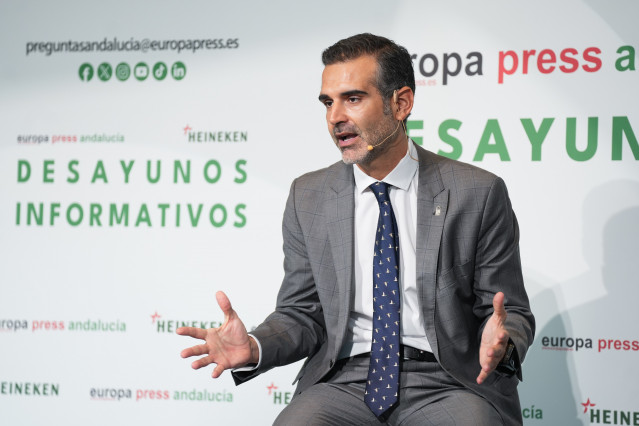 El consejero de Agricultura, Pesca, Agua y Desarrollo Rural, Ramón Fernández-Pacheco, durante el turno de preguntas a cargo del delegado de Europa Press Andalucía, Francisco Morón, en el marco de los Desayunos Informativos organizados por Europa Press.