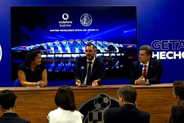 Archivo - De izquierda a derecha: la directora de soluciones de negocio de Vodafone Empresas, Neréa Miguez; el CEO del Getafe, Antonio Sánchez Mora, y el CEO de Vodafone España, José Miguel Garcí