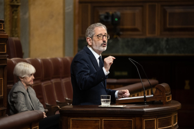 Archivo - El diputado de Sumar Carlos Martín Urriza interviene durante una sesión plenaria, en el Congreso de los Diputados, a 8 de mayo de 2025, en Madrid (España).