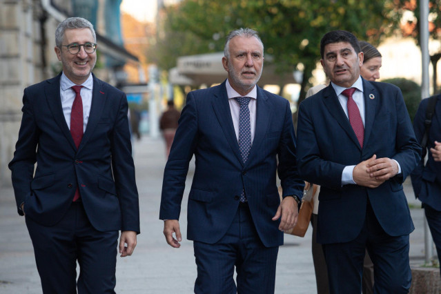 El ministro de Política Territorial y Memoria Democrática, Ángel Víctor Torres (c), con el secretario de Estado de Política Territorial, Arcadi España (i) y el delegado del Gobierno en Galicia, Pedro Blanco (d), en Vigo, a 16 de octubre de 2025.