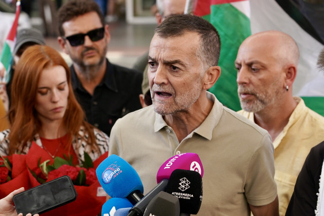 El coordinador federal de Izquierda Unida, Antonio Maíllo atiende a los medios. A 7 de octubre de 2025 en Málaga, Andalucía (España).