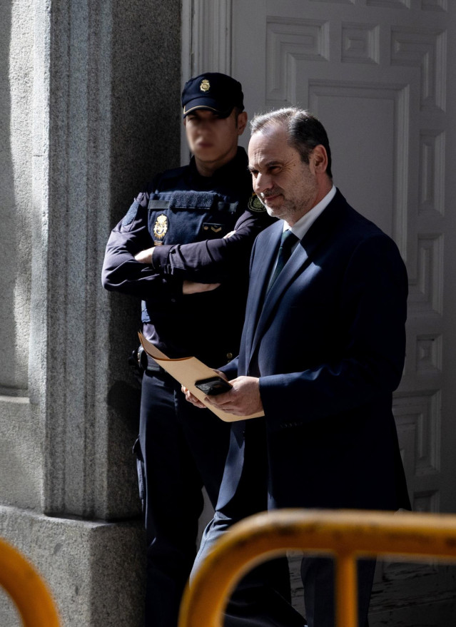 El exministro de Transportes José Luis Ábalos a su salida del Tribunal Supremo